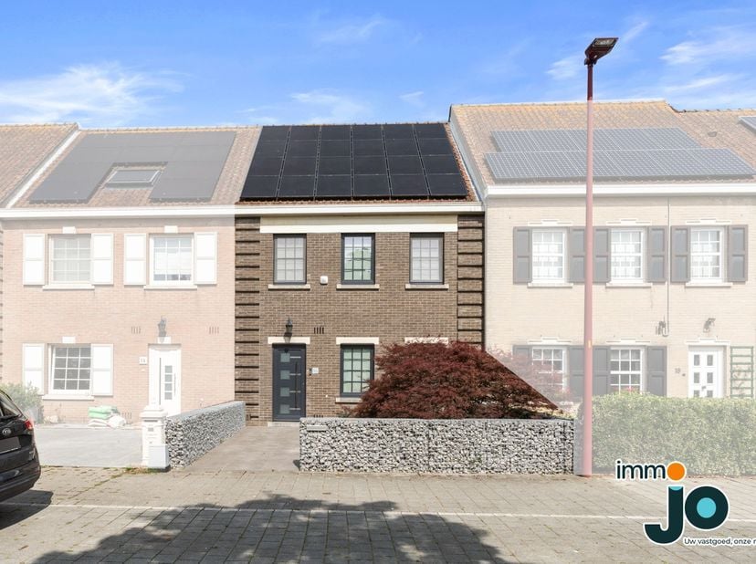 Cette maison prête à emménager, située à la frontière entre Bredene et Ostende, allie à la perfection style, confort et durabilité. Grâce à ses pannea