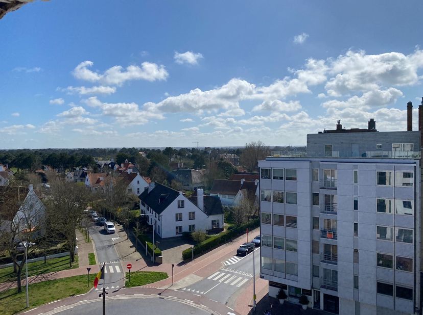 ONGEMEUBELD - UNIEKE PENTHOUSE gelegen op het Burgemeester Frans Desmidtplein met een zeer groot zonneterras en een open zicht.&lt;br /&gt;
Het appartement