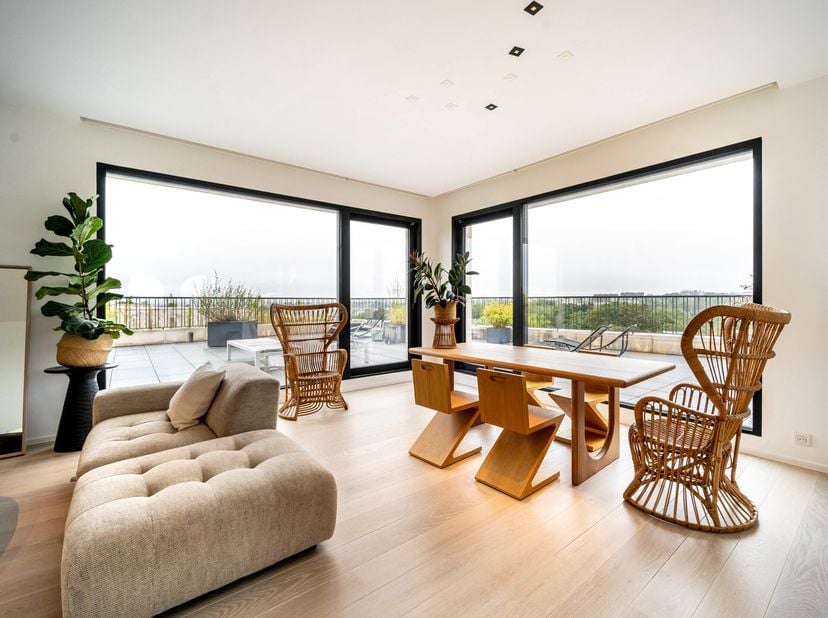 Tussen het Sterrenwacht en de Frélaan ligt dit zonnige penthouse van circa 131 m² bruto vloeroppervlakte op de 6de verdieping van een eigentijds luxue