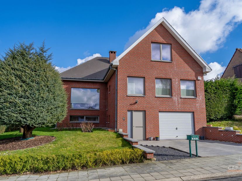 REMISE EN VENTEOphain, une belle villa de 327m2 bruts sur un terrain de 10a86ca. Elle est composée d&#039;un grand séjour/salle à manger avec insert, une c