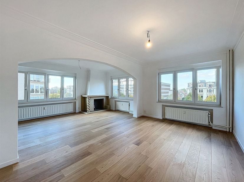 Situé sur la prestigieuse avenue de Tervuren, à proximité de Montgomery, superbe appartement 3 chambres de ± 110m² entièrement rénové, situé au 4E éta