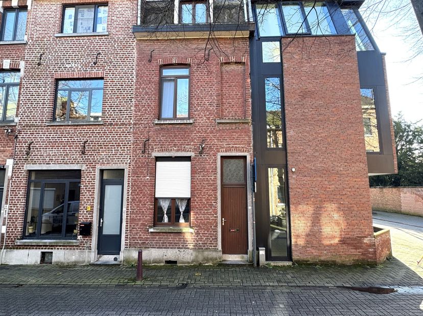 Ontdek deze te renoveren stadswoning op een toplocatie in het bruisende centrum van Leuven. Dit pand biedt een unieke kans voor wie op zoek is naar ee