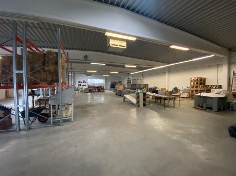 Très bel entrepôt dune superficie de +/- 600 m² avec des bureaux à lavant. Situation idéale sur un bel axe entre Basècles-Péruwelz et Blaton.&lt;br /&gt;
Le
