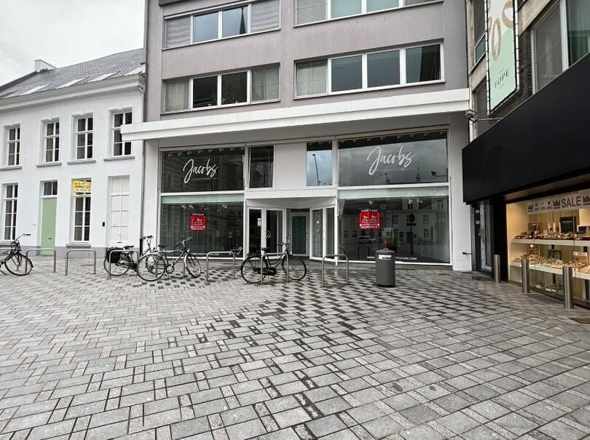 Ligging:&lt;br /&gt;
Deze handelsruimte heeft de perfecte ligging op de markt van Geel waardoor er veel passage is!&lt;br /&gt;
Indeling:&lt;br /&gt;
Deze handelsruimte