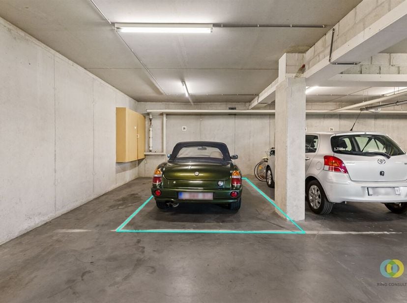 Bent u op zoek naar een veilige en handige plek om uw auto te stallen? Dan is deze binnen staanplaats precies wat u nodig heeft. Gelegen in een goed o