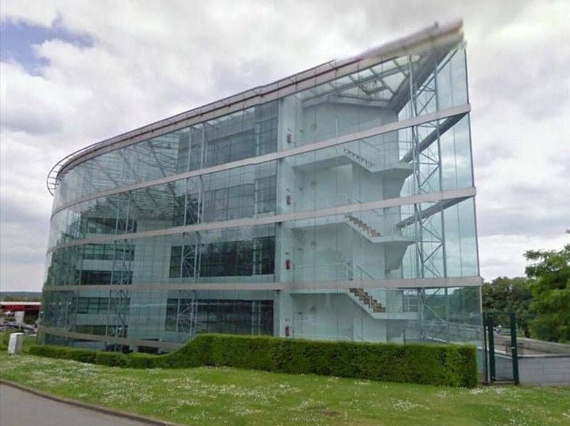 Dit prachtige glazen gebouw is perfect gelegen net buiten het centrum van Brussel. De snelweg E411 Brussel - Luxemburg is in de onmiddellijke nabijhei