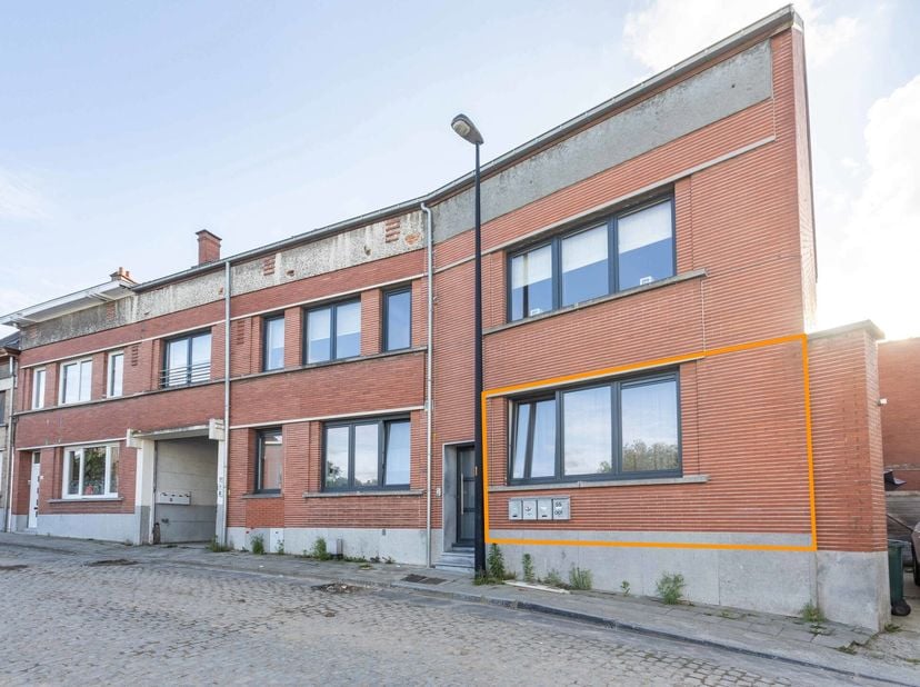 Dit appartement is gelegen op het gelijkvloers van een kleinschalige residentie (4 appartementen) op wandelafstand van het station en het centrum. Het