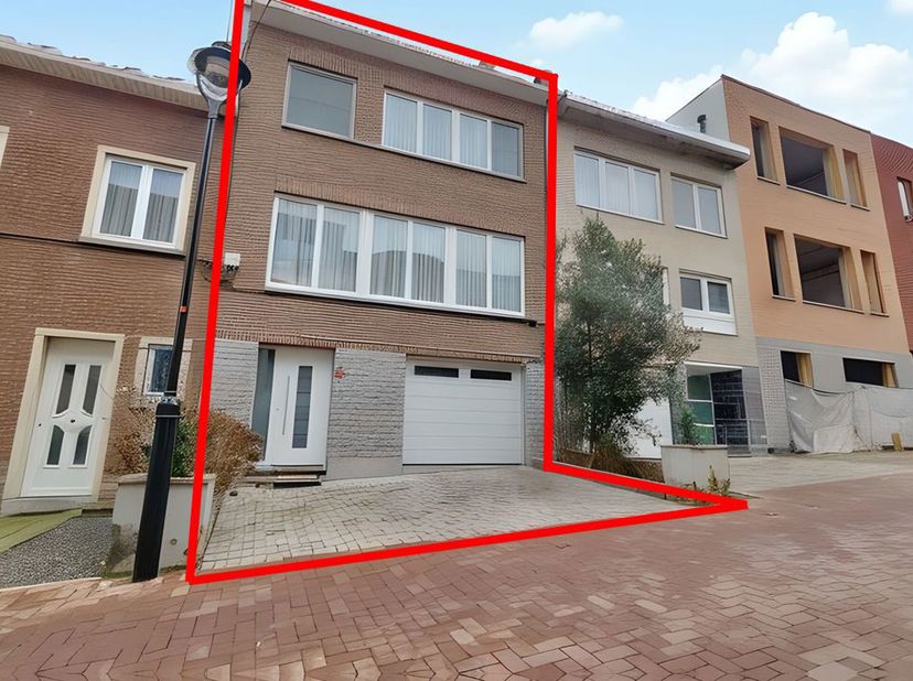 À vendre  Maison bel-étage rénovée à Evere  4 chambres, 4 salles de bain&lt;br /&gt;
Prenez rendez vous directement dans mon agenda pour une visite : https:
