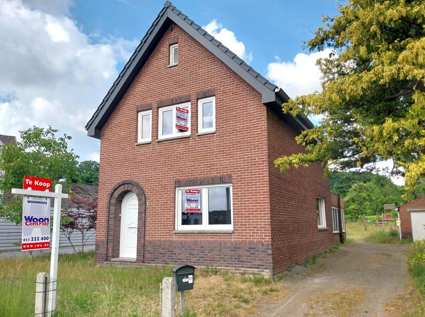 Charmante open bebouwde woning met veel potentieel op een perceel van maar liefst 13a87ca.&lt;br /&gt;
Deze op te frissen woning biedt bijzonder veel potent