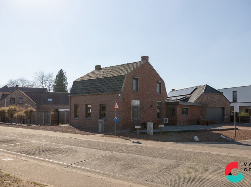 Gerenoveerde gezinswoning met een ruime garage van 69 m² op een hoekperceel van 7 are 48.&lt;br /&gt;
De woning werd doorheen de jaren zorgvuldig onderhoude