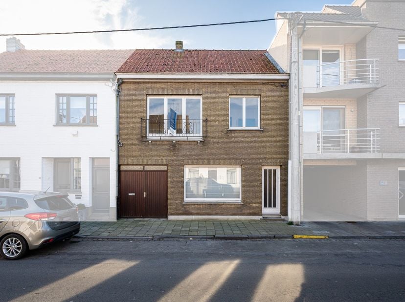 In de Westeindestraat 94 te Maldegem bevindt zich deze ruime woning met een rijke geschiedenis en tal van mogelijkheden. Gebouwd in 1918 en gerenoveer