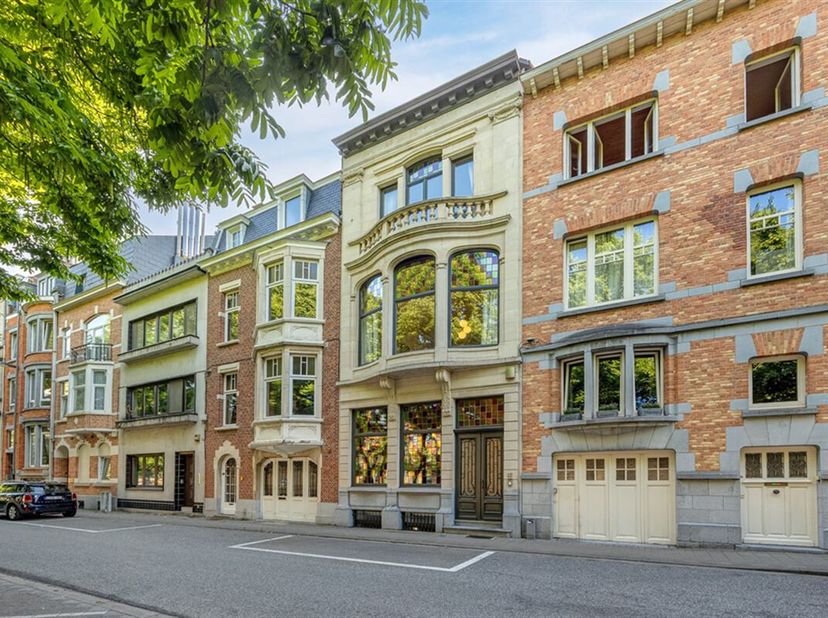 Sommige huizen zie je en je weet meteen: dit is er eentje uit de duizend. Dit adembenemende herenhuis aan de Tiensevest is zo&#039;n zeldzame vondst en een