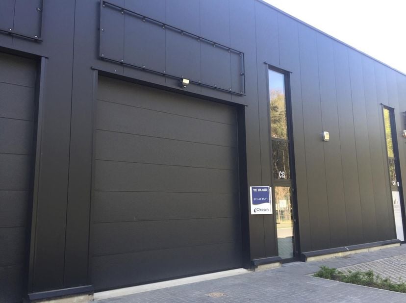 - nieuwbouw KMO unit&lt;br /&gt;
- staalconstructie&lt;br /&gt;
- vrije hoogte 6,5 m&lt;br /&gt;
- polybetonvloer&lt;br /&gt;
- electrisch bedienbare sectionaalpoort&lt;br /&gt;
-