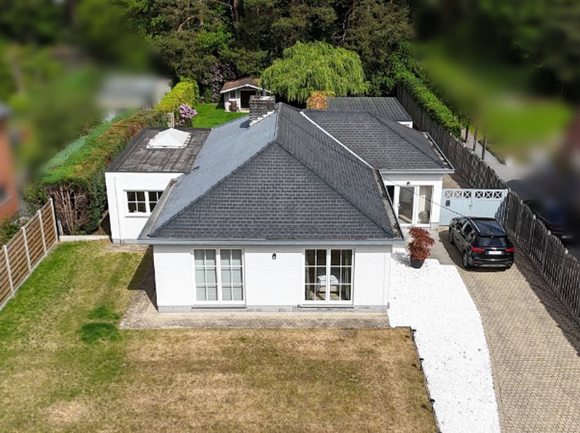 Rustig en residentiëel gelegen woning op een mooi perceel van 11a80ca met vijver. Noord-west georiënteerd waardoor de avondzon op het terras. &lt;br /&gt;
D