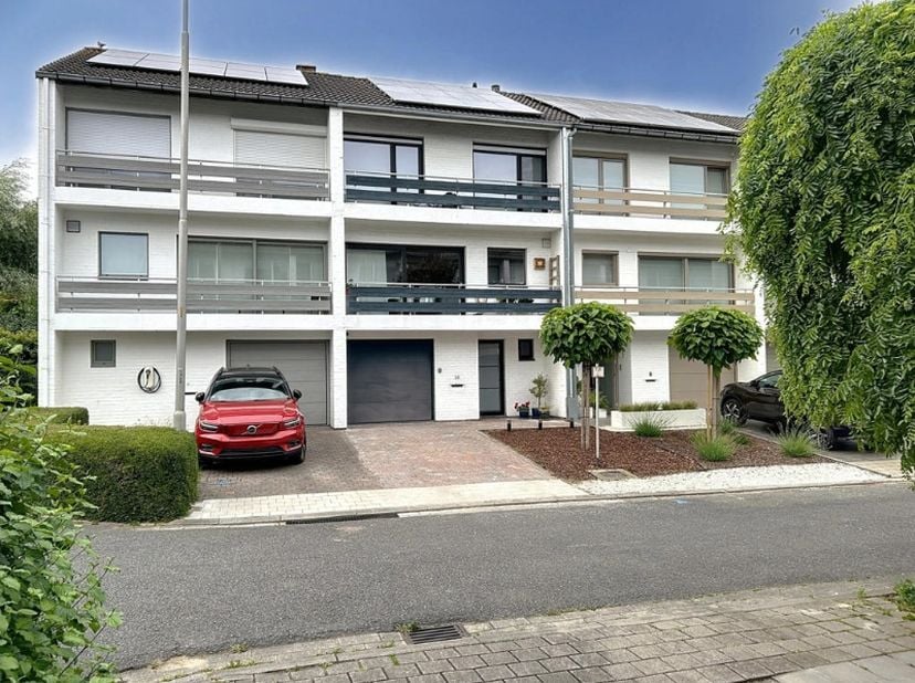 Rustig maar centraal gelegen instapklare woning, bestaande uit een inkomhal met gastentoilet en ruime garage met was-/bergruimte. Op de eerste verdiep