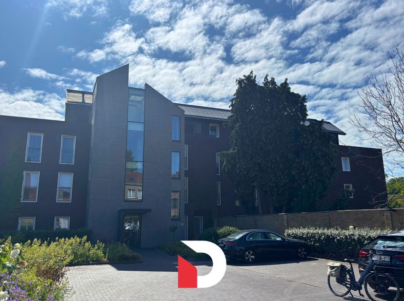 In de prestigieuze residentie Minnewater, gelegen op een uiterst rustige locatie in het hart van Brugge, bieden wij dit ruime (137 m²) en moderne appa