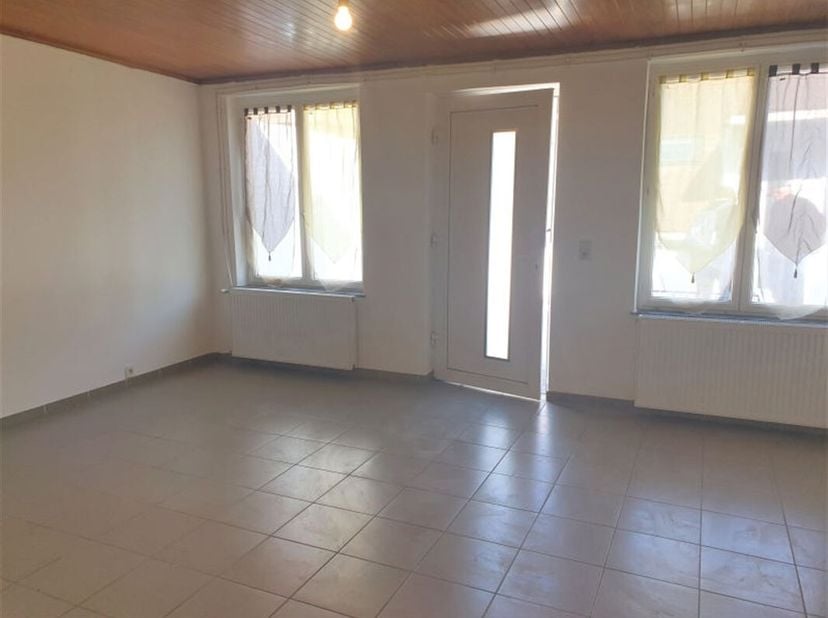 Bel appartement 1 chambre avec terrasse au centre de Péruwelz, à proximité de toutes commodités.&lt;br /&gt;
Le logement, au 1er étage d&#039;une résidence calme