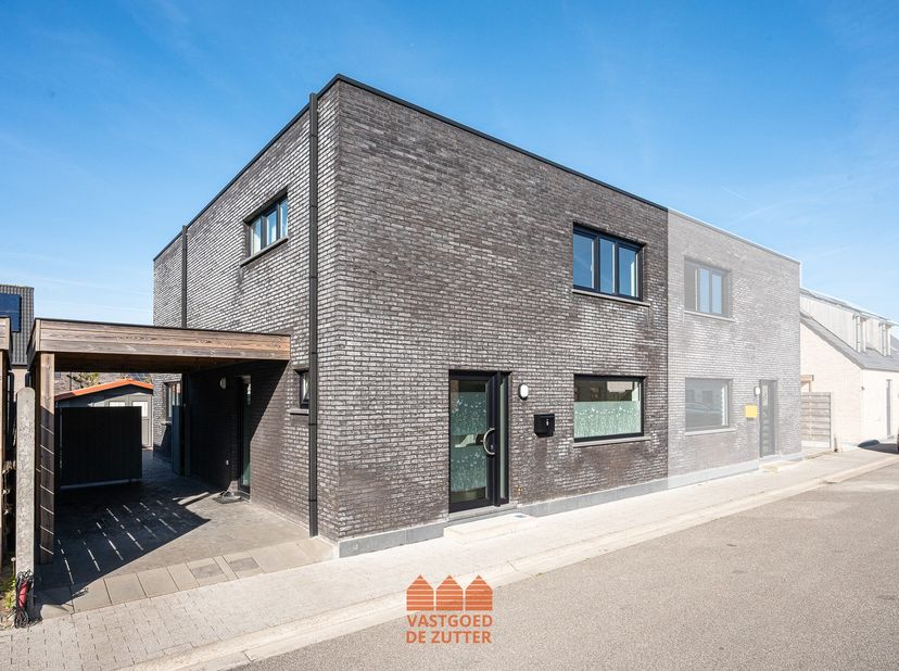 Deze recente, energiezuinige woning bevindt zich in een kindvriendelijke en rustige woonwijk nabij het dorpskern van Sint-Laureins. &lt;br /&gt;
De woning w