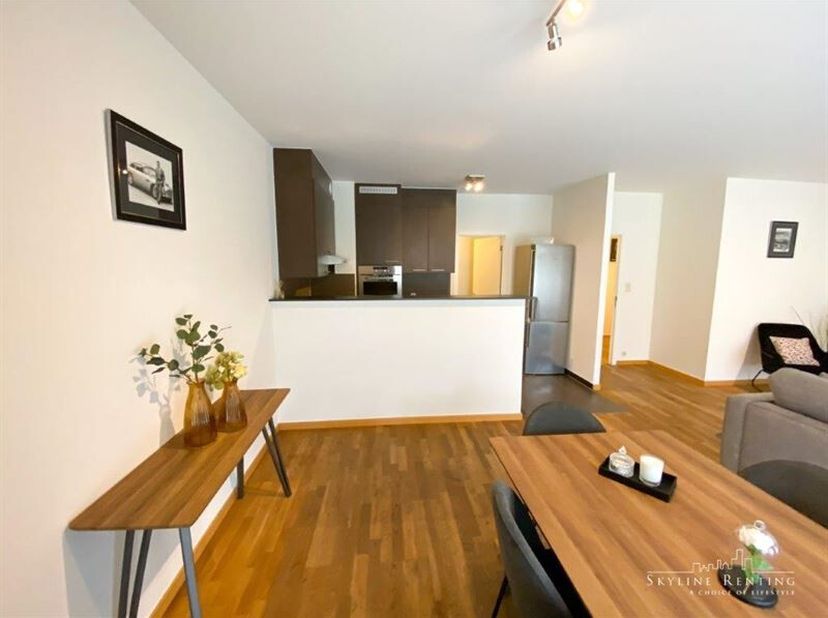 Description : Proximité Val Duchesse et Boulevard du Souverain, appartement meublé dans construction classique, situé au rez de chaussée avec terrasse