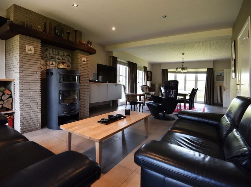 Open bebouwing op 1.215 m² met op het gelijkvloers inkom, leefruimte, recent vernieuwde keuken met granieten werkblad en alle toestellen, toilet, slaa