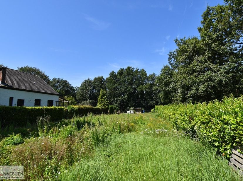 Ce terrain de +- 7are est magnifiquement situé sur la réserve naturelle de Krabos.&lt;br /&gt;
&lt;br /&gt;
Le terrain est situé en zone agricole, il n&#039;est donc p