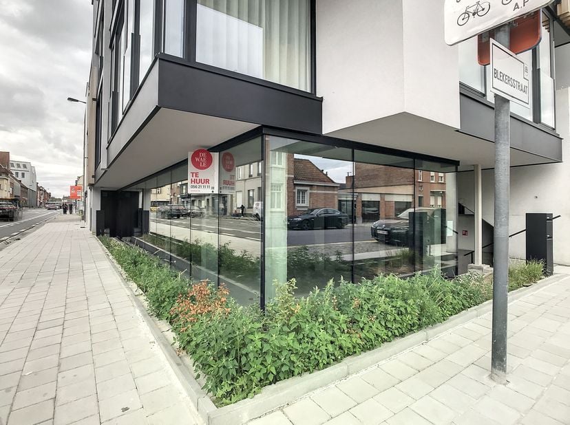Bureaux Casco d&#039;environ 115 m² avec beaucoup de lumière à louer à Courtrai avec un emplacement commercial. Le bureau est situé dans le centre, à proxi