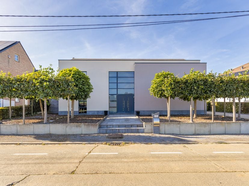 Op zoek naar de perfecte combinatie van stijl, comfort en locatie? Deze prachtige villa, gelegen aan de Tiensebaan te Tienen, wacht op jou!&lt;br /&gt;
Met
