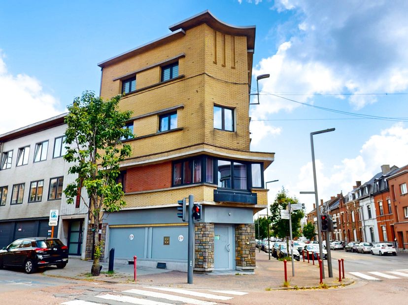Actualimmo vous propose cet immeuble de rapport composé de trois appartements actuellement loués et dun rez-de-chaussée commercial libre, situé aux 13