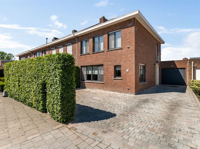 Rustig gelegen gezinswoning met 3 slaapkamers, garage en tuin&lt;br /&gt;
Deze aangename woning is gelegen in een doodlopende straat in een kindvriendelijke