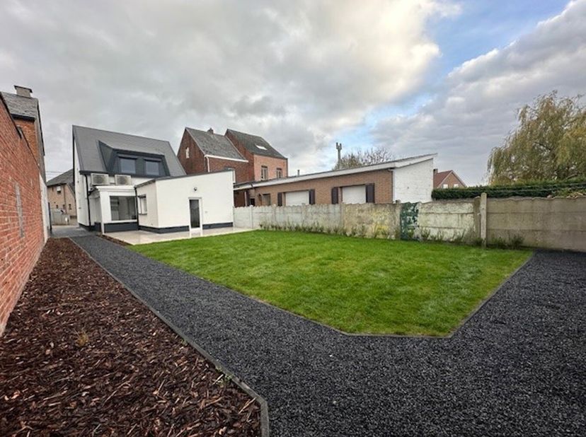 Prachtig gerenoveerde open bebouwing met garage en tuin.&lt;br /&gt;
We betreden de woning via de inkomhal voorzien van een gastentoilet. De glazen deur in
