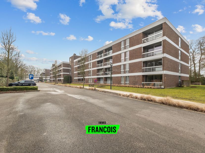 Deze charmante gelijksvloers assistentiewoning bevindt zich in Residentie Berkenhof, gelegen in een rustige en groene omgeving te Assebroek, net buite