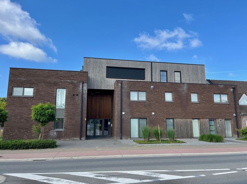Ontdek dit prachtige gelijkvloerse appartement, gelegen in het rustige en groene Opitter. Dit moderne appartement, gebouwd in 2019, biedt u de perfect