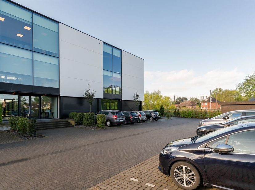TE HUUR: Stijlvolle kantooretage (2e etage) van ca. 499m2 in ultranieuw, prachtig kantoorcomplex gebouwd onder hedendaagse architectuur dat voldoet aa
