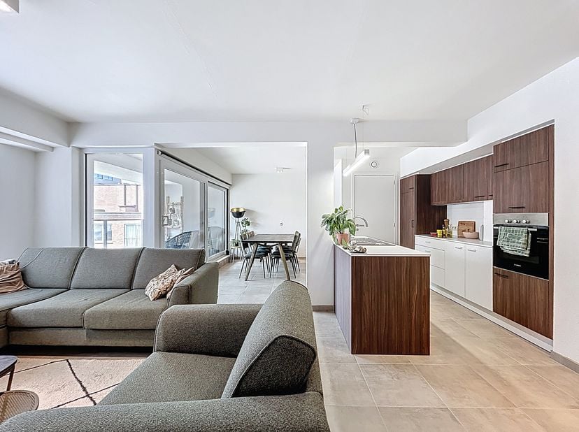 Op het 2e verdiep vindt u dit gezellige appartement met de volgende indeling: &lt;br /&gt;
- inkomhal met gastentoilet&lt;br /&gt;
- 2 slaapkamers&lt;br /&gt;
- badkame