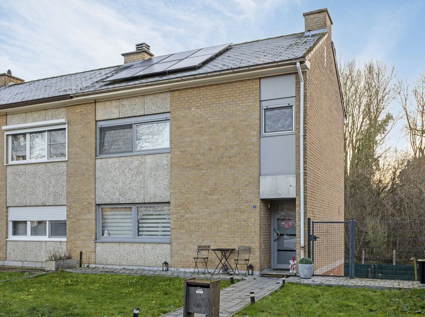 À vendre : Maison semi-détachée à rafraîchir dans une rue sans issue.Cette charmante maison offre de nombreuses possibilités et est idéale pour un pet