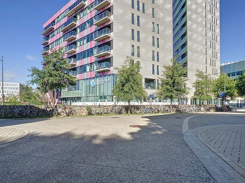 In een rustige buurt op wandelafstand van het station bevindt zich dit aangename appartement, ideaal gelegen voor wie vlot toegang wenst tot openbaar