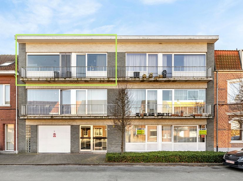 Welkom in dit gezellige appartement, ideaal gelegen nabij het bruisende centrum van Bornem. Het charmante appartement biedt een lichte en comfortabele
