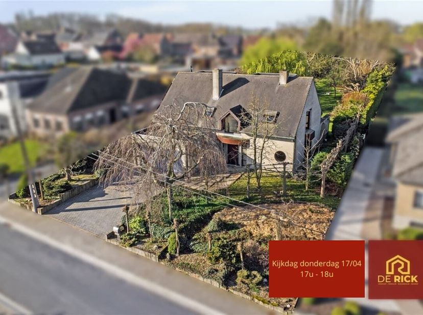 In het landelijke Heldergem verkopen we deze ruime villa, gelegen in een rustige straat en staat op een terrein van 21 are met een bewoonbare oppervla