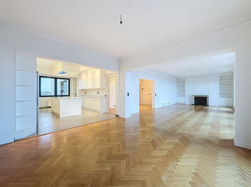 Jardin du roi - Louise : Appartement de standing situé au 9ème étage d&#039;un bel immeuble idéalement situé sur la prestigieuse avenue Louise, à proximité