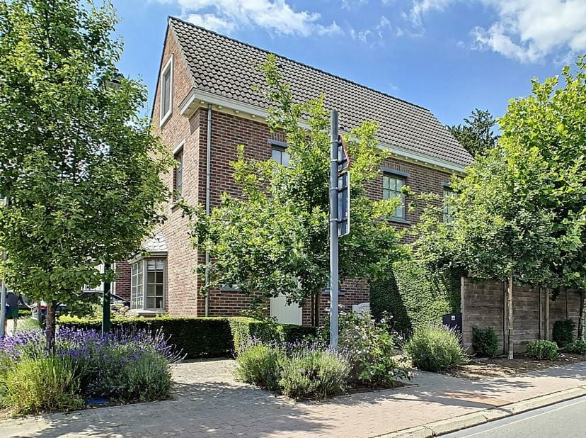Immolight biedt deze prachtige, instapklare woning aan, gelegen in het gezellige centrum van Tildonk. Alles wat je nodig hebt bevindt zich op wandelaf