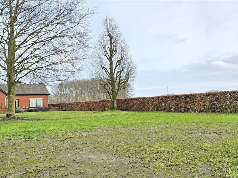 Situé dans un cul-de-sac avec vue sur la campagne, Bontestierstraat 20 - Deerlijk.&lt;br /&gt;
Belle maison de plain-pied, type, car pourtant avec une petit