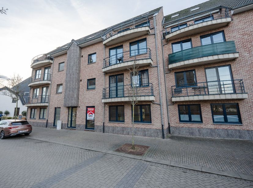Gelijkvloers appartement met 2 slaapkamers te Overpelt-Centrum. Inclusief autostaanplaats achteraan het appartementsgebouw. Directe beschikbaarheid. V