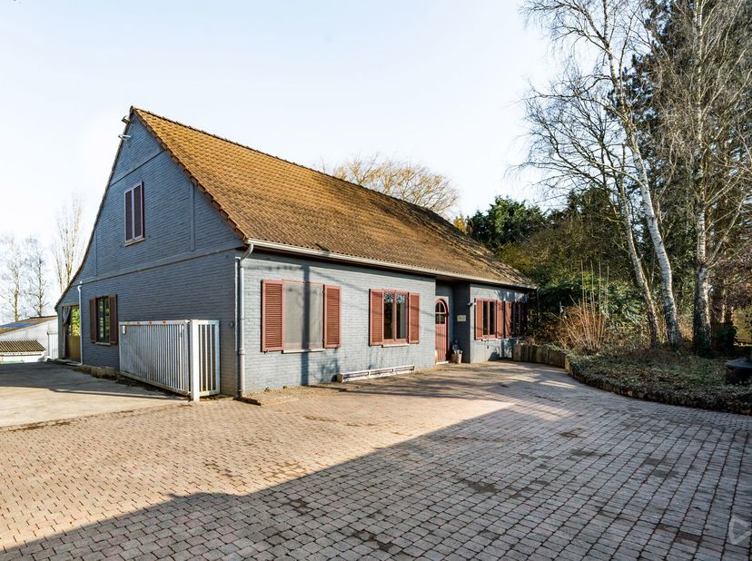 Ruim huis met 5 slaapkamers, magazijn en tuin.&lt;br /&gt;
Samenstelling: inkomhal met apart toilet en kleedruimte, grote en lichte woonkamer van 38 m2 inge