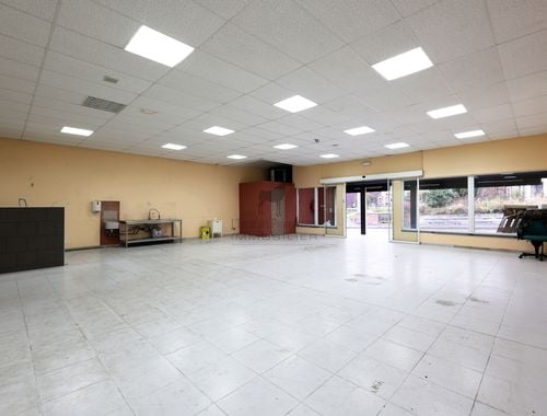                                         Commercieel Gebouw te huur in Monceau-sur-Sambre, € 1.200
