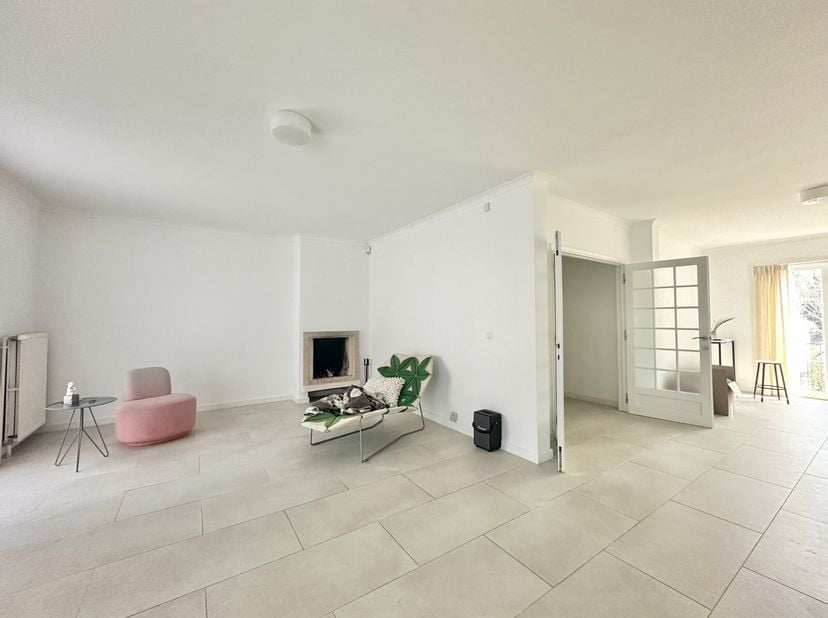 Genesteld in een rustige woonwijk, op een steenworp afstand van de charmante Old Mill Street, biedt Victoire-Junot je dit elegante huis met 2 voorgeve