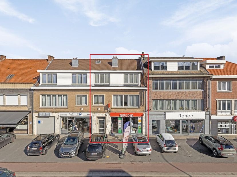 Het gebouw bestaat uit een commerciële gelijkvloerse verdieping en twee ruime appartementen, ideaal voor investeerders of ondernemers die op zoek zijn
