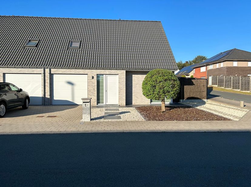 Deze halfopen nieuwbouwwoning bevindt zich in een residentiële woonwijk te Moorslede. De buurt is kindvriendelijk en centraal gelegen van scholen en w