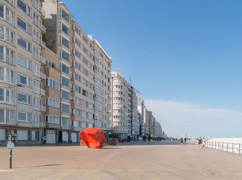 Uniek, volledig gerenoveerd appartement op de 2de verdieping van een goed onderhouden residentie met lift, gelegen op de zeedijk van Oostende. Het app