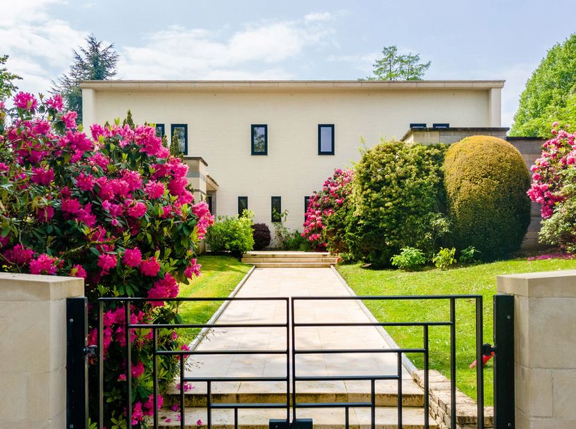 Dans l&#039;un des quartiers les plus recherchés de Bruxelles, magnifique villa avec dépendances construite en 1955 par l&#039;architecte Jean Dumont et l&#039;entre
