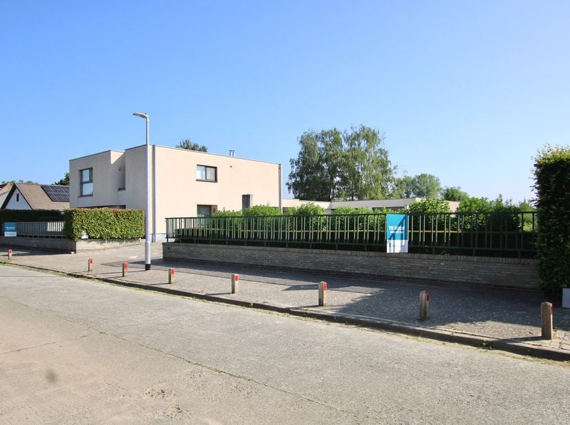 Op zoek naar rust, ruimte én stijl? Deze uitzonderlijk gelegen villa grenzend aan agrarisch gebied wordt verkocht met een aanpalende bouwgrond -samen